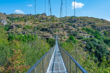 Eski Khndzoresk 'e giden asma köprü Ermenistan' daki terk edilmiş mağara kasabasına gidiyor.