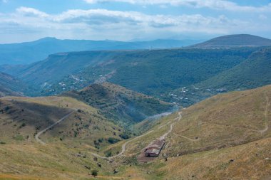 Güneşli bir günde Ermenistan 'ın dağlık arazisi