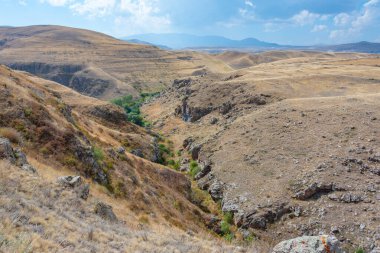 Güneşli bir günde Ermenistan 'ın dağlık arazisi