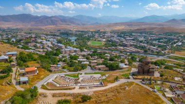 Ermenistan 'daki Sisavank Kilisesi' nde yaz günü