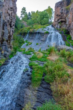 Ermenistan 'da Jermuk Şelalesi' nin gün batımı manzarası