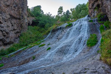 Ermenistan 'da Jermuk Şelalesi' nin gün batımı manzarası
