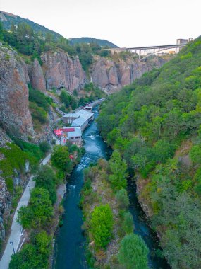 Ermeni kasabası Jermuk 'tan geçen Arpa Nehri