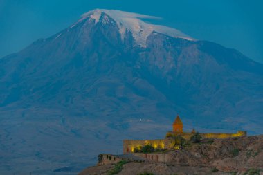 Ermenistan 'da Ararat dağının önünde duran Khor Virap Manastırı' nın gün doğumu manzarası