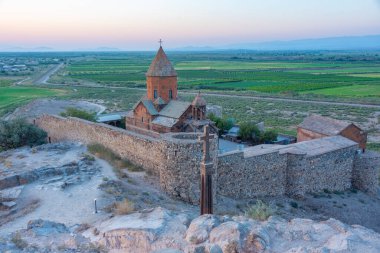 Ermenistan 'da Ararat dağının önünde duran Khor Virap Manastırı' nın gün doğumu manzarası