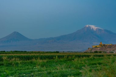 Ermenistan 'da Ararat dağının önünde duran Khor Virap Manastırı' nın gün doğumu manzarası