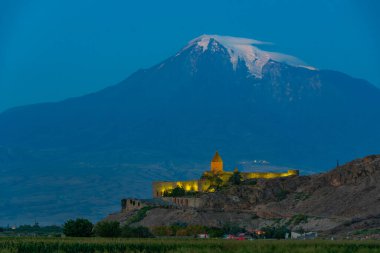 Ermenistan 'da Ararat dağının önünde duran Khor Virap Manastırı' nın gün doğumu manzarası