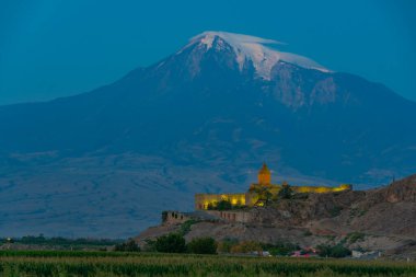 Ermenistan 'da Ararat dağının önünde duran Khor Virap Manastırı' nın gün doğumu manzarası