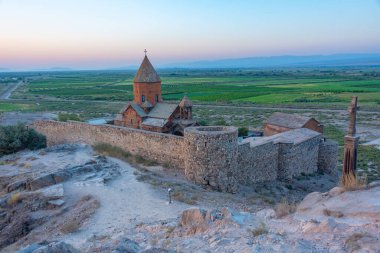 Ermenistan 'da Ararat dağının önünde duran Khor Virap Manastırı' nın gün doğumu manzarası