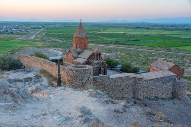 Ermenistan 'da Ararat dağının önünde duran Khor Virap Manastırı' nın gün doğumu manzarası