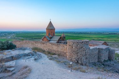 Ermenistan 'da Ararat dağının önünde duran Khor Virap Manastırı' nın gün doğumu manzarası