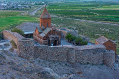 Ermenistan 'da Ararat dağının önünde duran Khor Virap Manastırı' nın gün doğumu manzarası