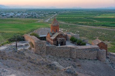 Ermenistan 'da Ararat dağının önünde duran Khor Virap Manastırı' nın gün doğumu manzarası