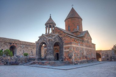 Ermenistan 'da Ararat dağının önünde duran Khor Virap Manastırı' nın gün doğumu manzarası
