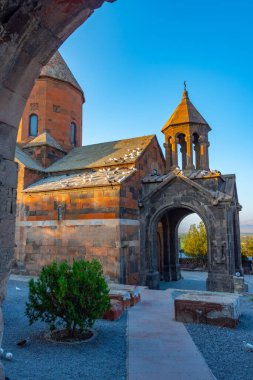 Ermenistan 'da Ararat dağının önünde duran Khor Virap Manastırı' nın gün doğumu manzarası