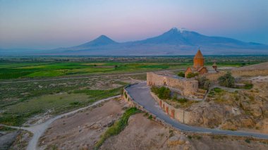 Ermenistan 'da Ararat dağının önünde duran Khor Virap Manastırı' nın gün doğumu manzarası