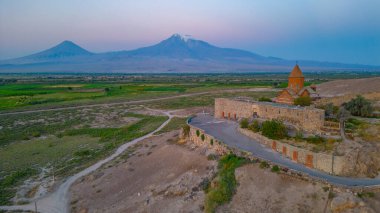 Ermenistan 'da Ararat dağının önünde duran Khor Virap Manastırı' nın gün doğumu manzarası
