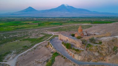 Ermenistan 'da Ararat dağının önünde duran Khor Virap Manastırı' nın gün doğumu manzarası