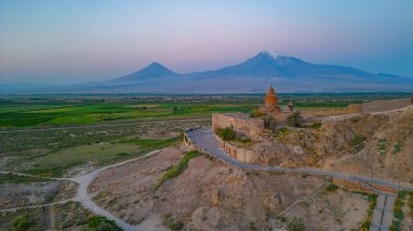 Ermenistan 'da Ararat dağının önünde duran Khor Virap Manastırı' nın gün doğumu manzarası