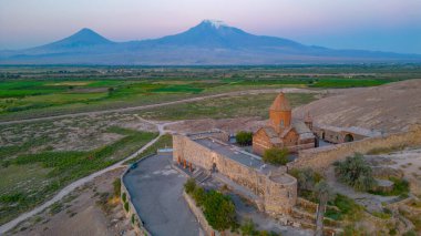 Ermenistan 'da Ararat dağının önünde duran Khor Virap Manastırı' nın gün doğumu manzarası