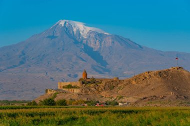 Ermenistan 'da Ararat dağının önünde duran Khor Virap Manastırı' nın gün doğumu manzarası