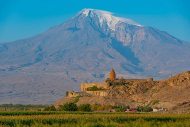 Ermenistan 'da Ararat dağının önünde duran Khor Virap Manastırı' nın gün doğumu manzarası