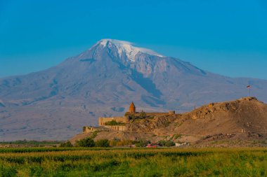 Ermenistan 'da Ararat dağının önünde duran Khor Virap Manastırı' nın gün doğumu manzarası