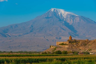 Ermenistan 'da Ararat dağının önünde duran Khor Virap Manastırı' nın gün doğumu manzarası