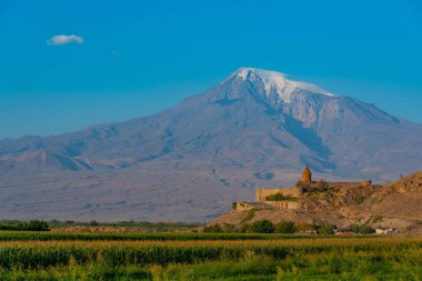 Ermenistan 'da Ararat dağının önünde duran Khor Virap Manastırı' nın gün doğumu manzarası