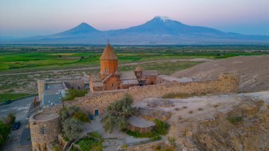 Ermenistan 'da Ararat dağının önünde duran Khor Virap Manastırı' nın gün doğumu manzarası