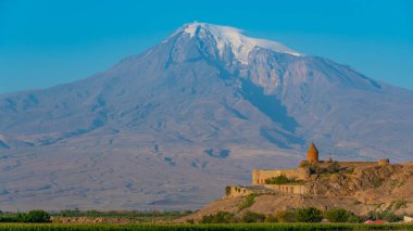 Ermenistan 'da Ararat dağının önünde duran Khor Virap Manastırı' nın gün doğumu manzarası