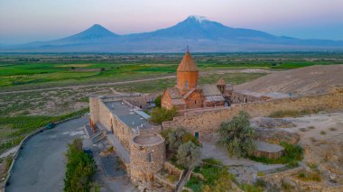 Ermenistan 'da Ararat dağının önünde duran Khor Virap Manastırı' nın gün doğumu manzarası