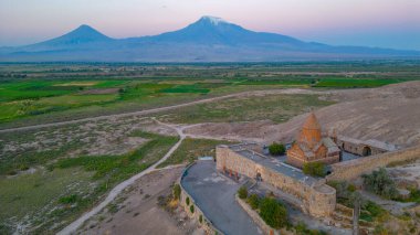 Ermenistan 'da Ararat dağının önünde duran Khor Virap Manastırı' nın gün doğumu manzarası