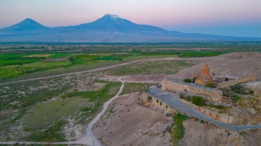 Ermenistan 'da Ararat dağının önünde duran Khor Virap Manastırı' nın gün doğumu manzarası