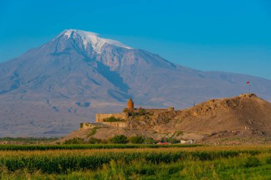 Ermenistan 'da Ararat dağının önünde duran Khor Virap Manastırı' nın gün doğumu manzarası