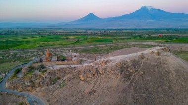 Ermenistan 'da Ararat dağının önünde duran Khor Virap Manastırı' nın gün doğumu manzarası