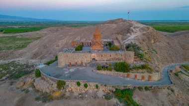 Ermenistan 'da Ararat dağının önünde duran Khor Virap Manastırı' nın gün doğumu manzarası