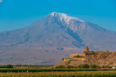 Ermenistan 'da Ararat dağının önünde duran Khor Virap Manastırı' nın gün doğumu manzarası