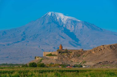Ermenistan 'da Ararat dağının önünde duran Khor Virap Manastırı' nın gün doğumu manzarası
