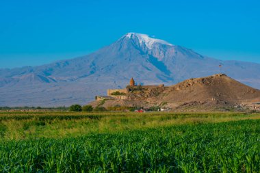 Ermenistan 'da Ararat dağının önünde duran Khor Virap Manastırı' nın gün doğumu manzarası