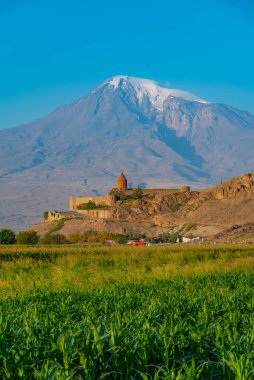 Ermenistan 'da Ararat dağının önünde duran Khor Virap Manastırı' nın gün doğumu manzarası