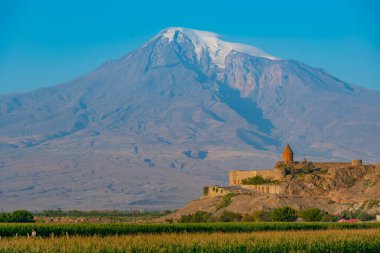 Ermenistan 'da Ararat dağının önünde duran Khor Virap Manastırı' nın gün doğumu manzarası