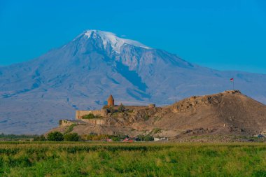 Ermenistan 'da Ararat dağının önünde duran Khor Virap Manastırı' nın gün doğumu manzarası