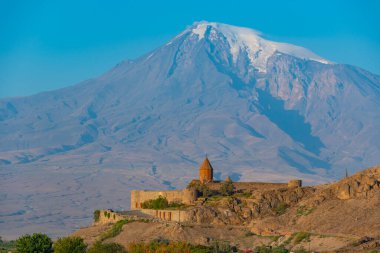 Ermenistan 'da Ararat dağının önünde duran Khor Virap Manastırı' nın gün doğumu manzarası