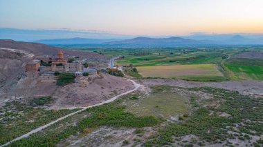 Ermenistan 'da Ararat dağının önünde duran Khor Virap Manastırı' nın gün doğumu manzarası