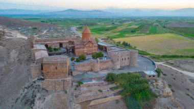 Ermenistan 'da Ararat dağının önünde duran Khor Virap Manastırı' nın gün doğumu manzarası