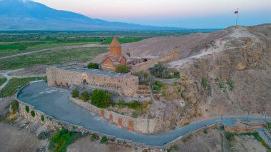 Ermenistan 'da Ararat dağının önünde duran Khor Virap Manastırı' nın gün doğumu manzarası