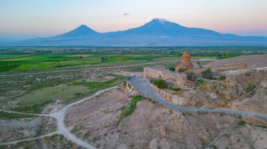 Ermenistan 'da Ararat dağının önünde duran Khor Virap Manastırı' nın gün doğumu manzarası