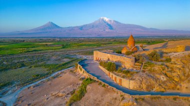 Ermenistan 'da Ararat dağının önünde duran Khor Virap Manastırı' nın gün doğumu manzarası