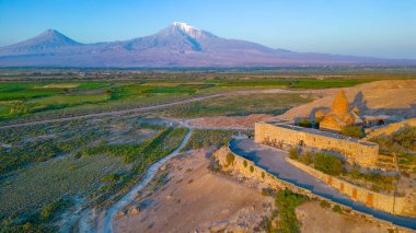 Ermenistan 'da Ararat dağının önünde duran Khor Virap Manastırı' nın gün doğumu manzarası